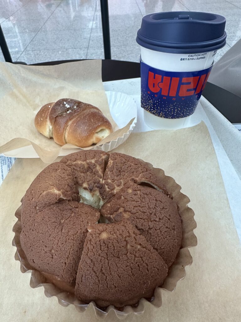 PARIS BAGUETTE・コーヒーパン・塩パン・ホットアメリカーノの画像
