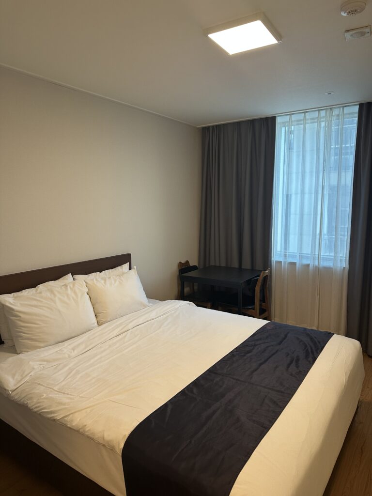 韓国ソウル・東大門エリア・モーニングスカイホテル客室・クイーンサイズベッドの画像
