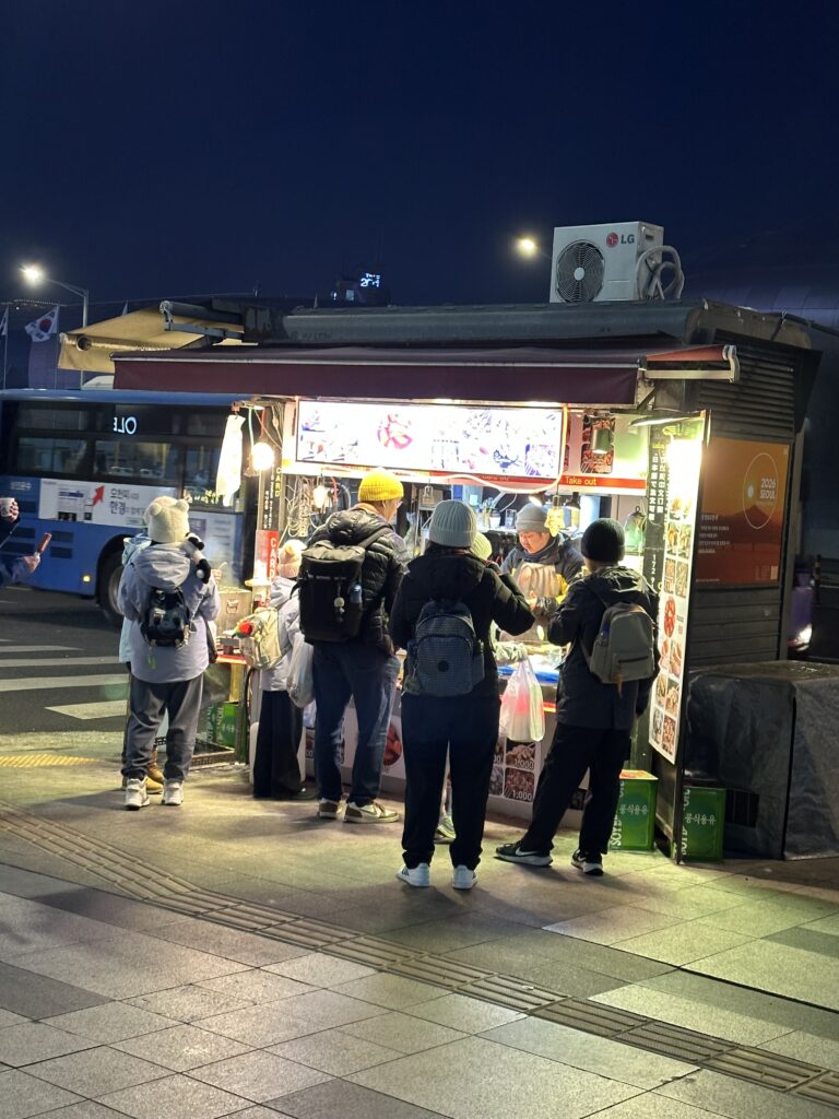 東大門グッドモーニングシティ前の屋台の外観