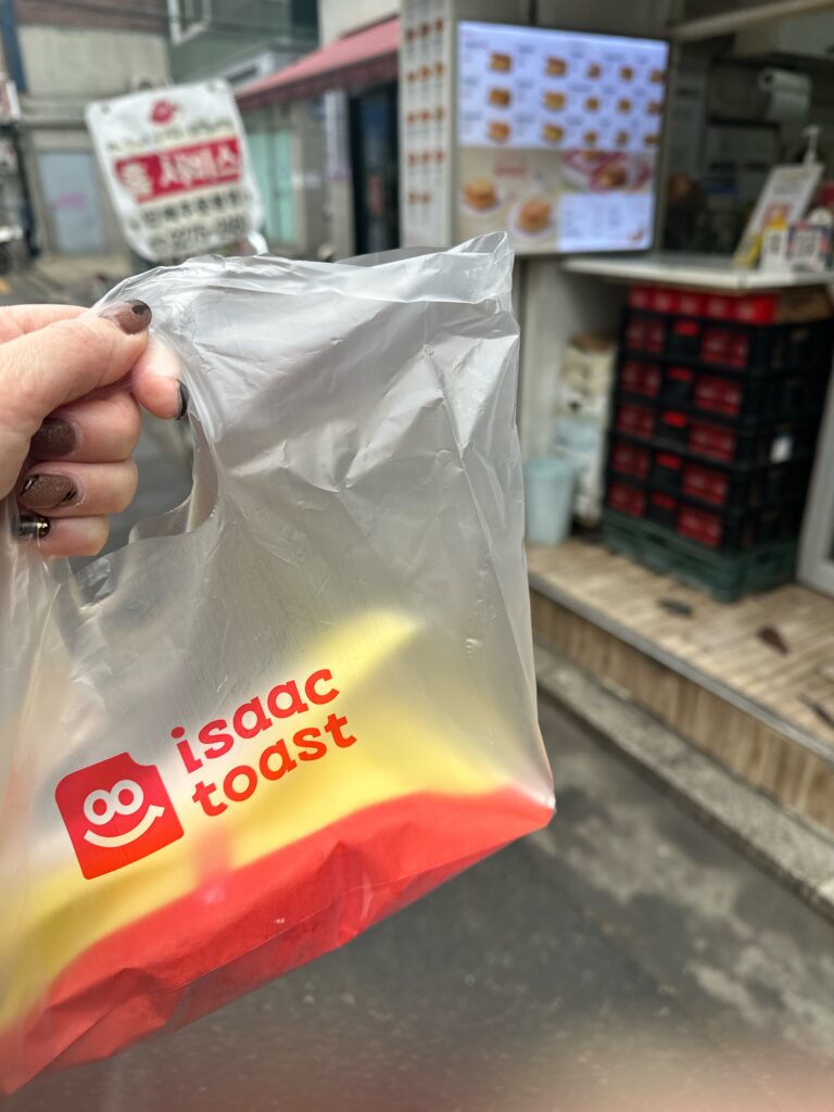 ビニール袋に入れられたテイクアウト用のIsaacトースト