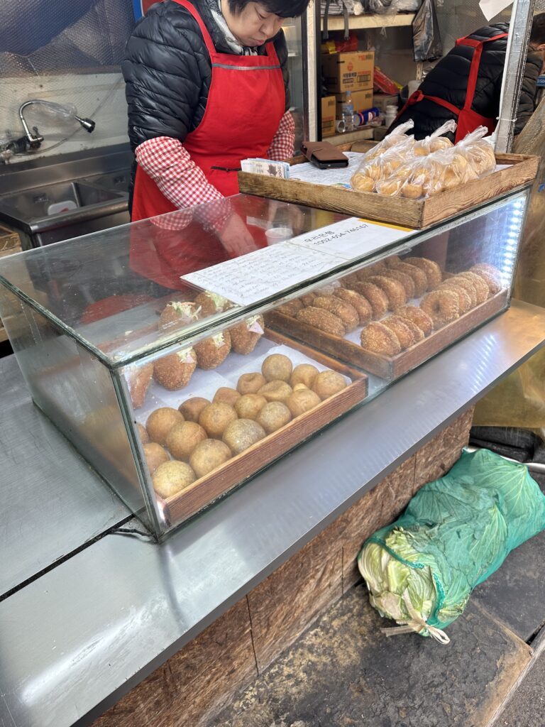 東大門屋台通りの野菜パンの店頭画像
