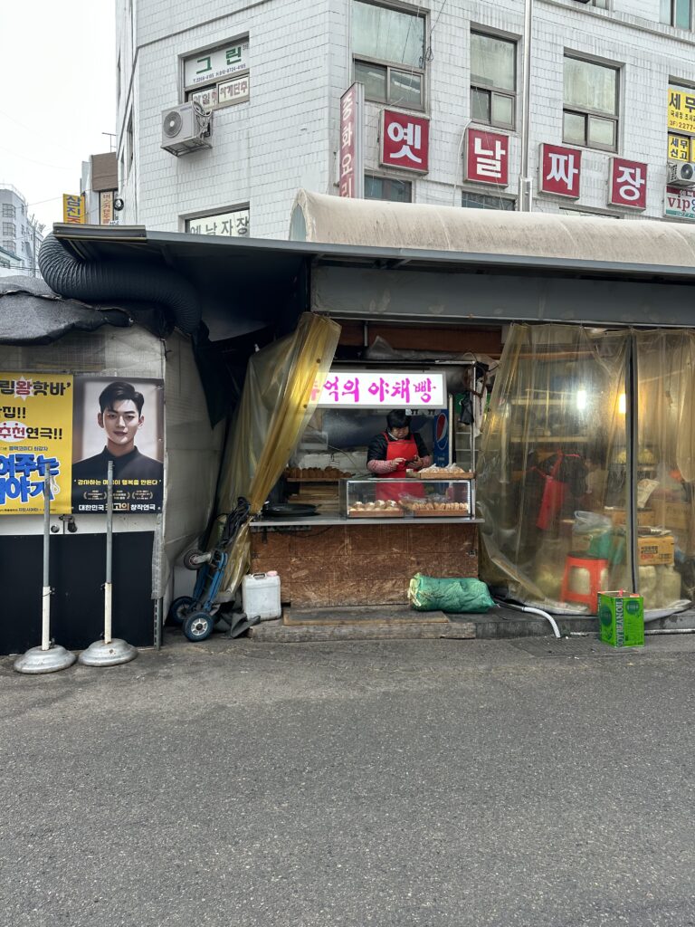東大門屋台通りの野菜パンの店頭画像
