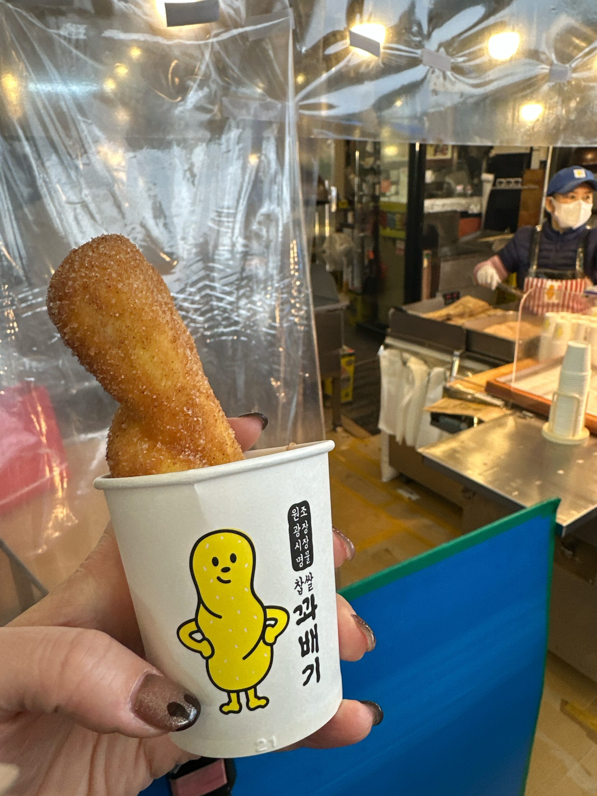 韓国・広蔵市場（カンジャンシジャン）の行列ができる人気店「チャプサルクァベギ」の揚げたてドーナツ