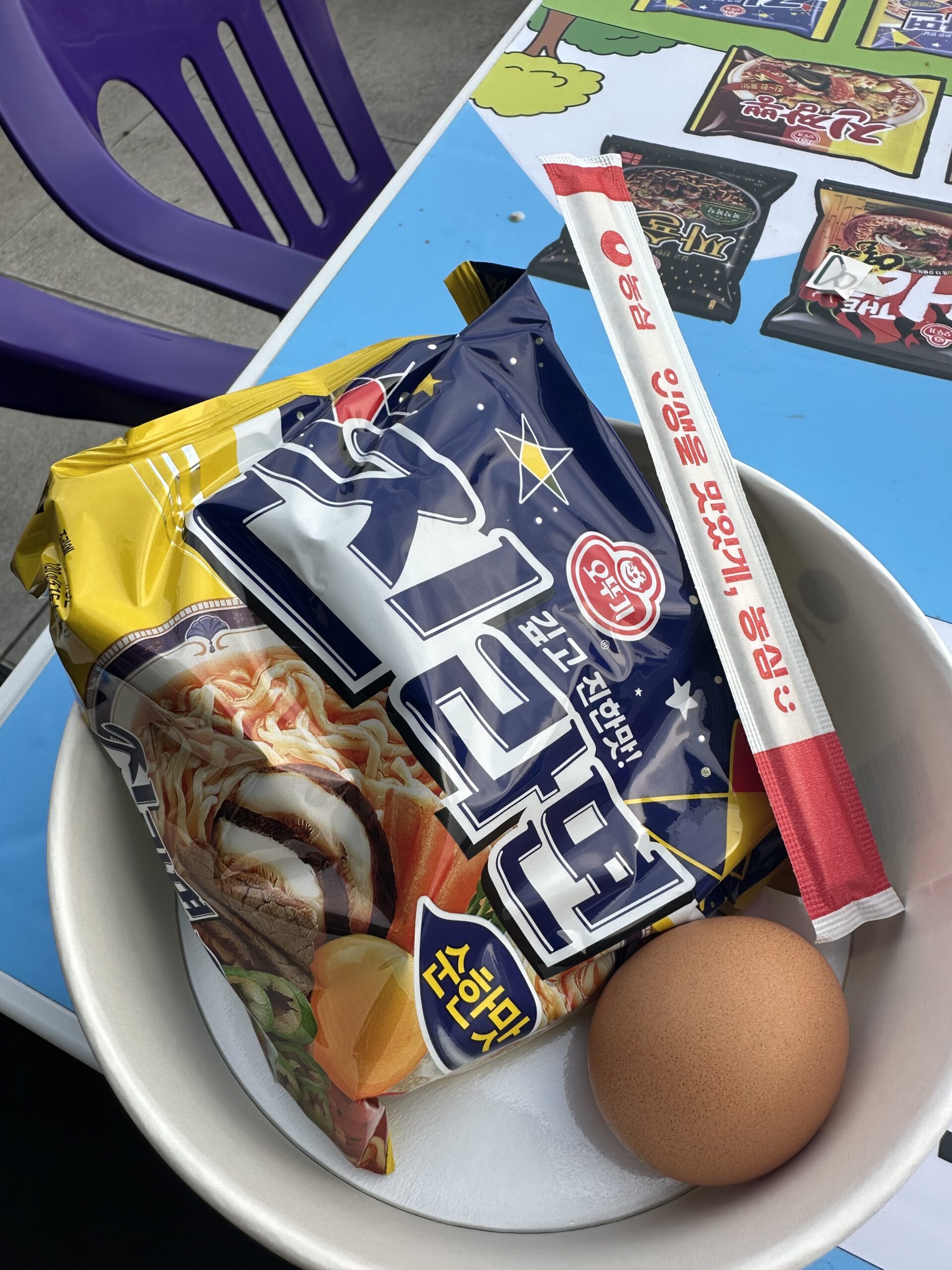 漢江（ハンガン）のコンビニCUで購入したジンラーメン（マイルド）、専用の紙カップ、トッピング用の生卵のセット