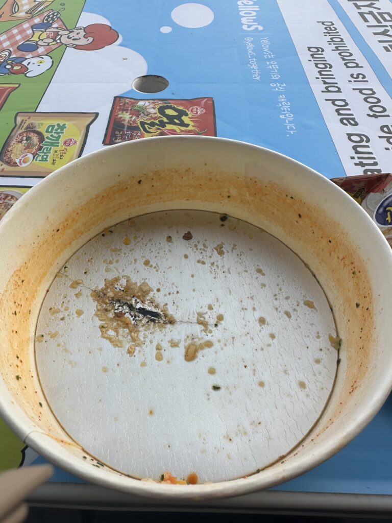 卵を入れてしまって焦がしたラーメンカップの画像