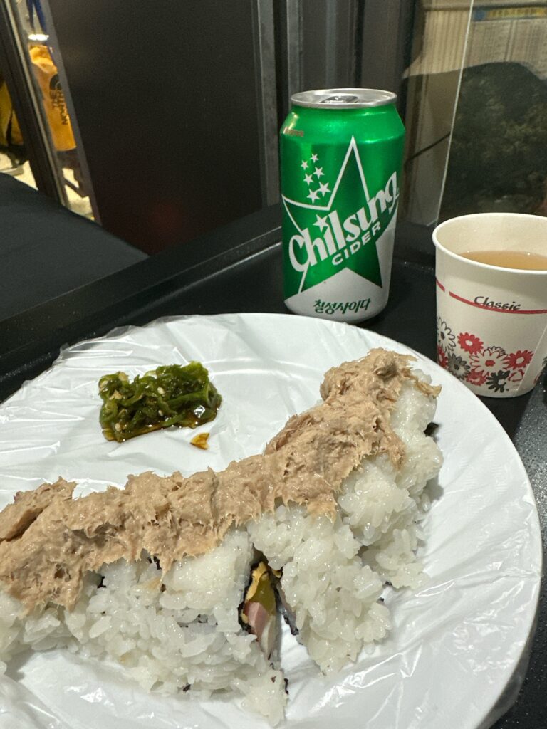 広蔵市場の元祖ヌードチーズツナキンパとチルソンサイダーとおでんのスープ