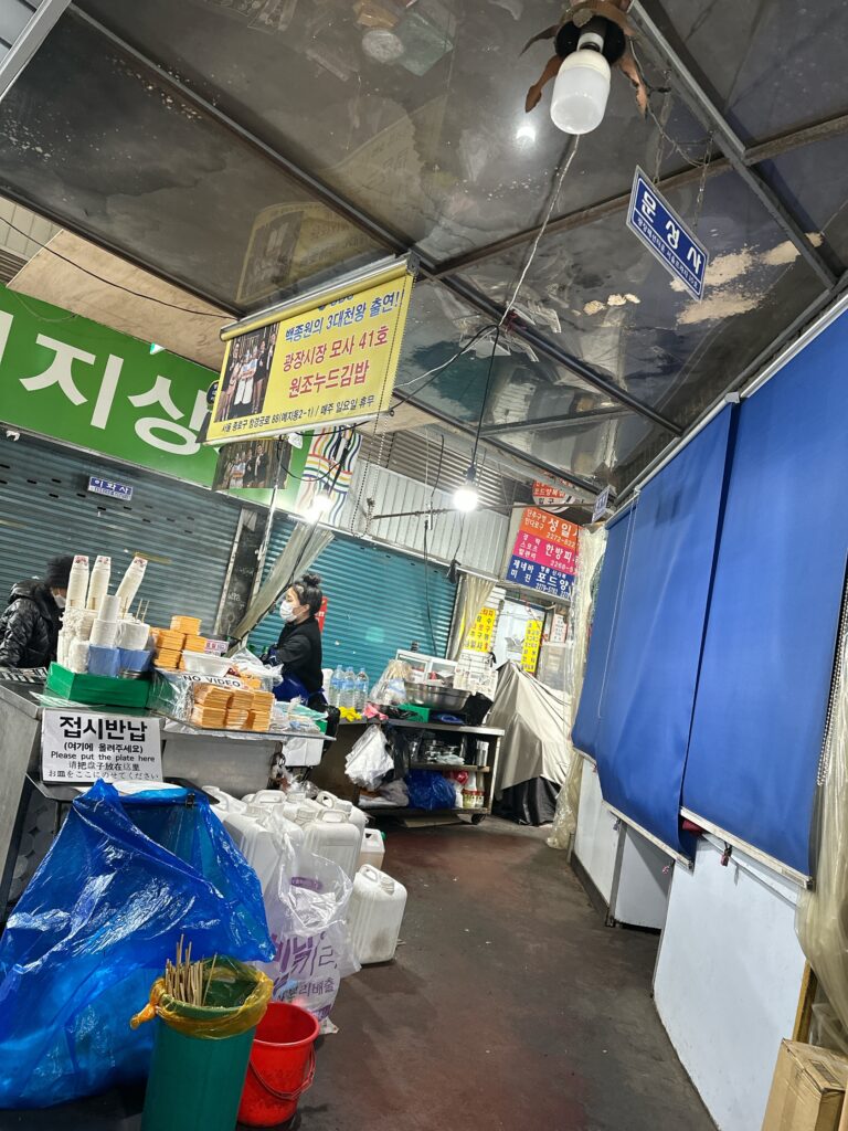 広蔵市場の元祖ヌードチーズツナキンパの店内画像