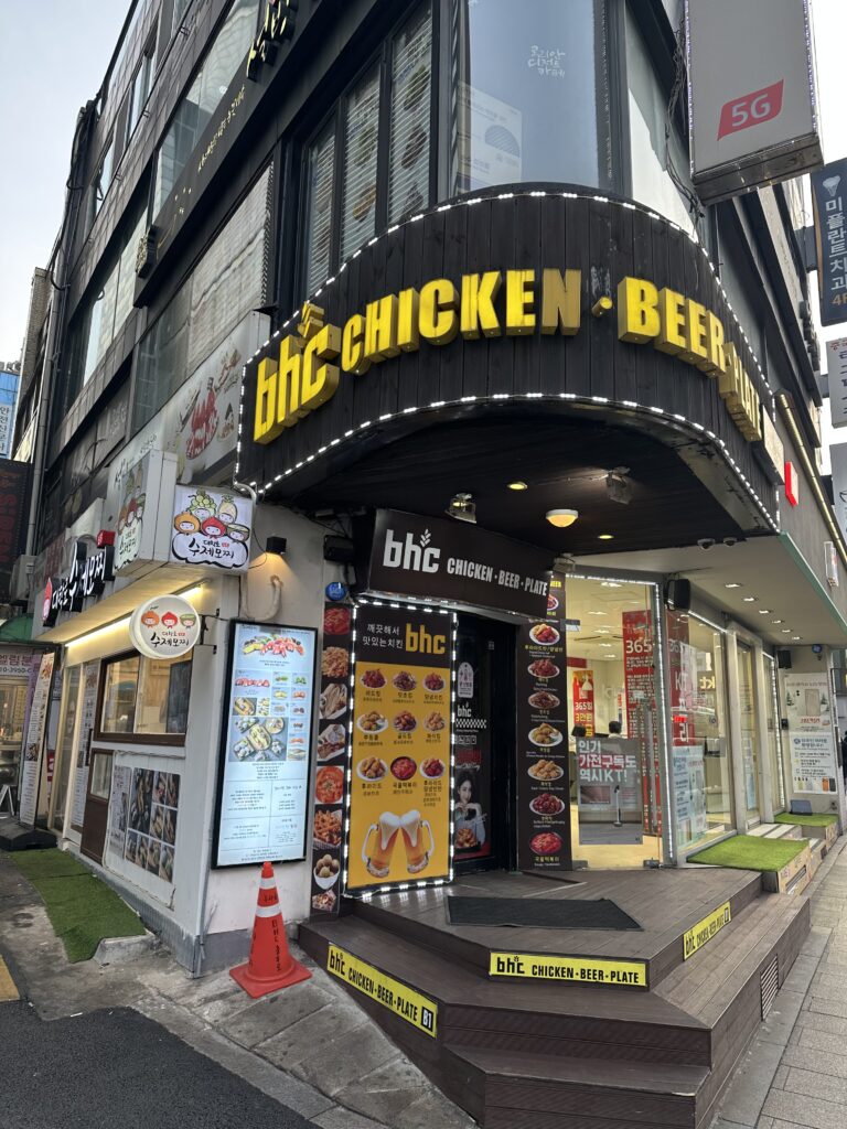忠武路駅前のbhcの店頭の画像