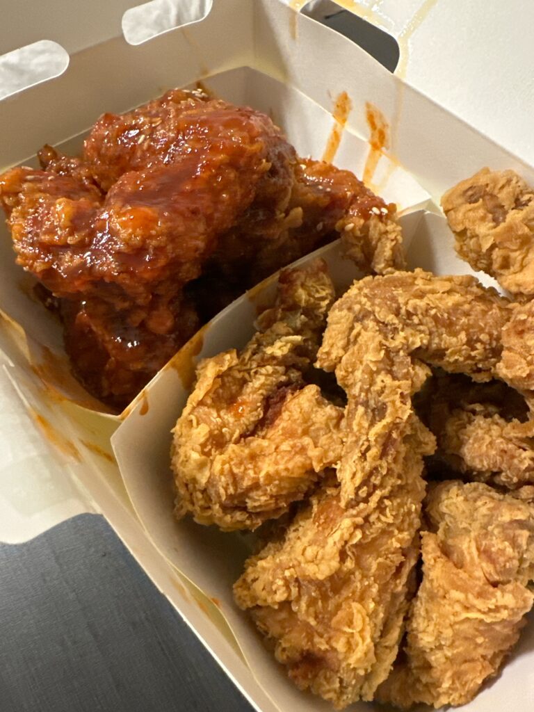 bhcのヤンニョムとフライドのチキンの画像
