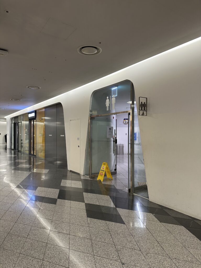 早朝のDDPスターバックス前のトイレの画僧