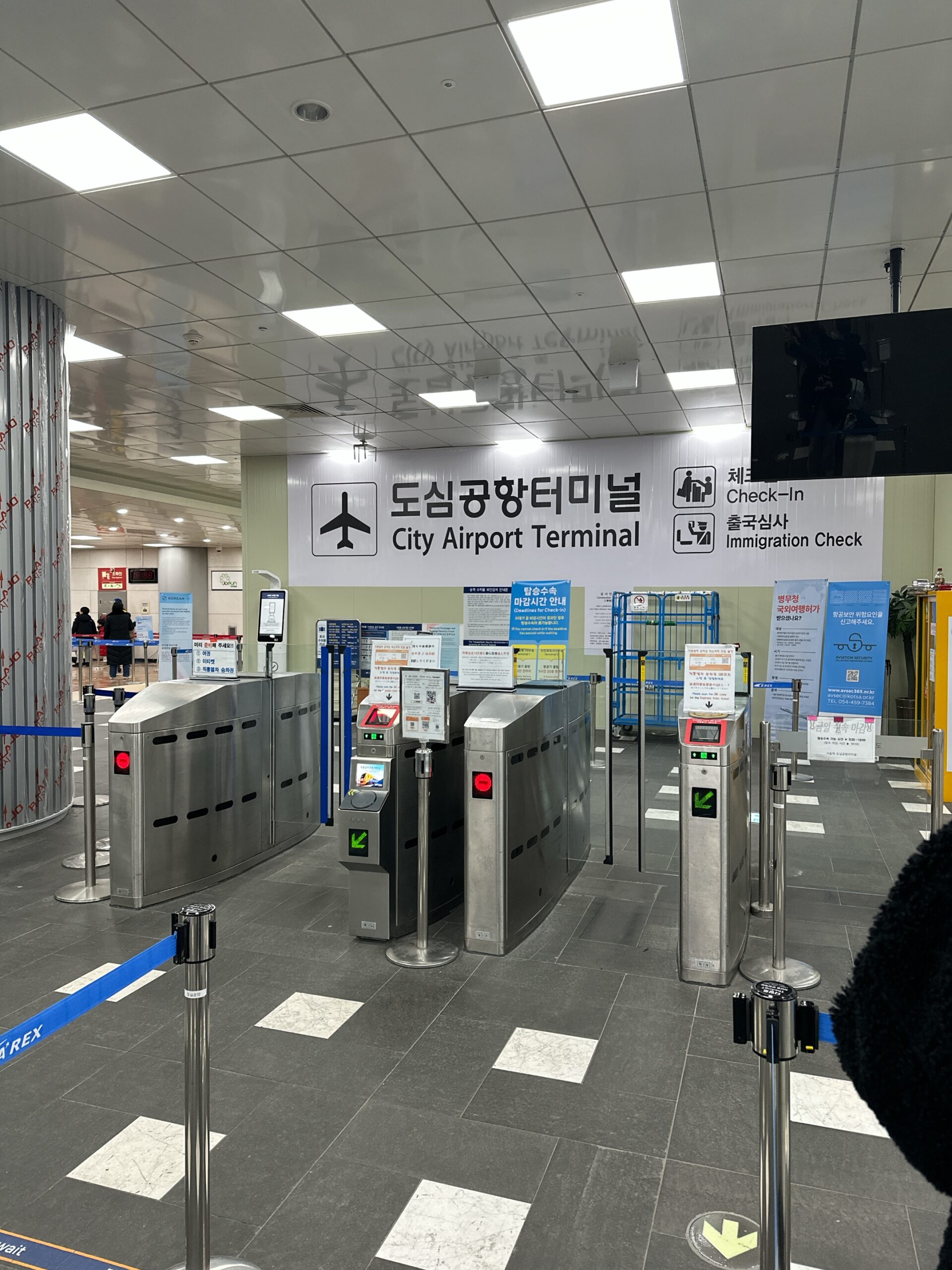 ソウル駅地下2階にある都心空港ターミナルの直通列車A'REX改札口と事前チェックインカウンターの様子