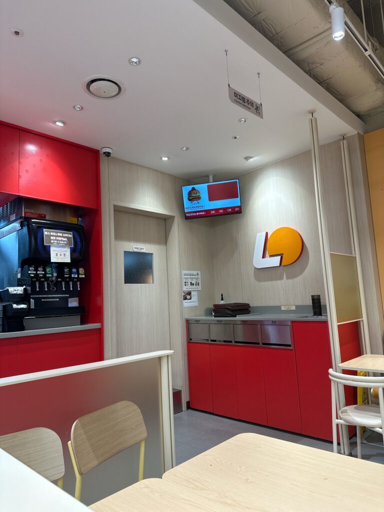 仁川空港第二ターミナル2Fロッテリアのカウンターの画像