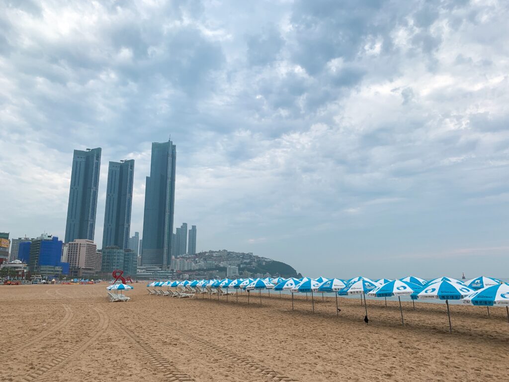 韓国釜山の海雲台のビーチの画像
