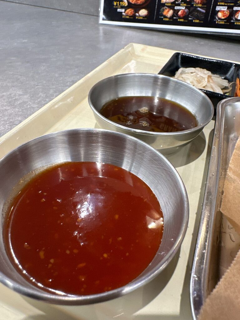 韓国チキンの選べるソース、ヤンニョムとハニーしょうゆの画像