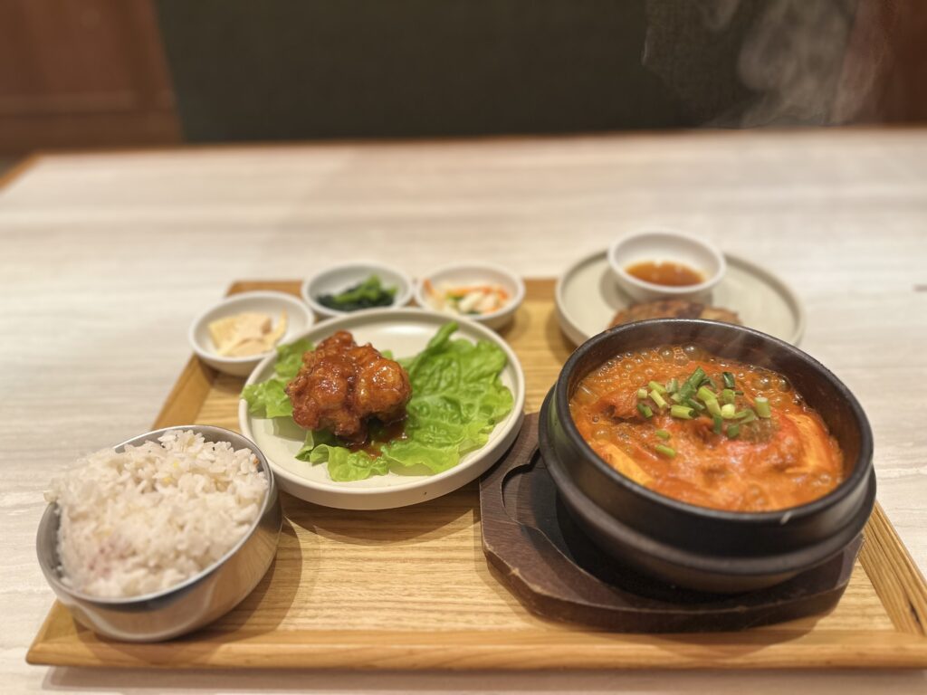 ベジゴーのスンドゥブチゲとチヂミのセットにヤンニョムチキンと追加
