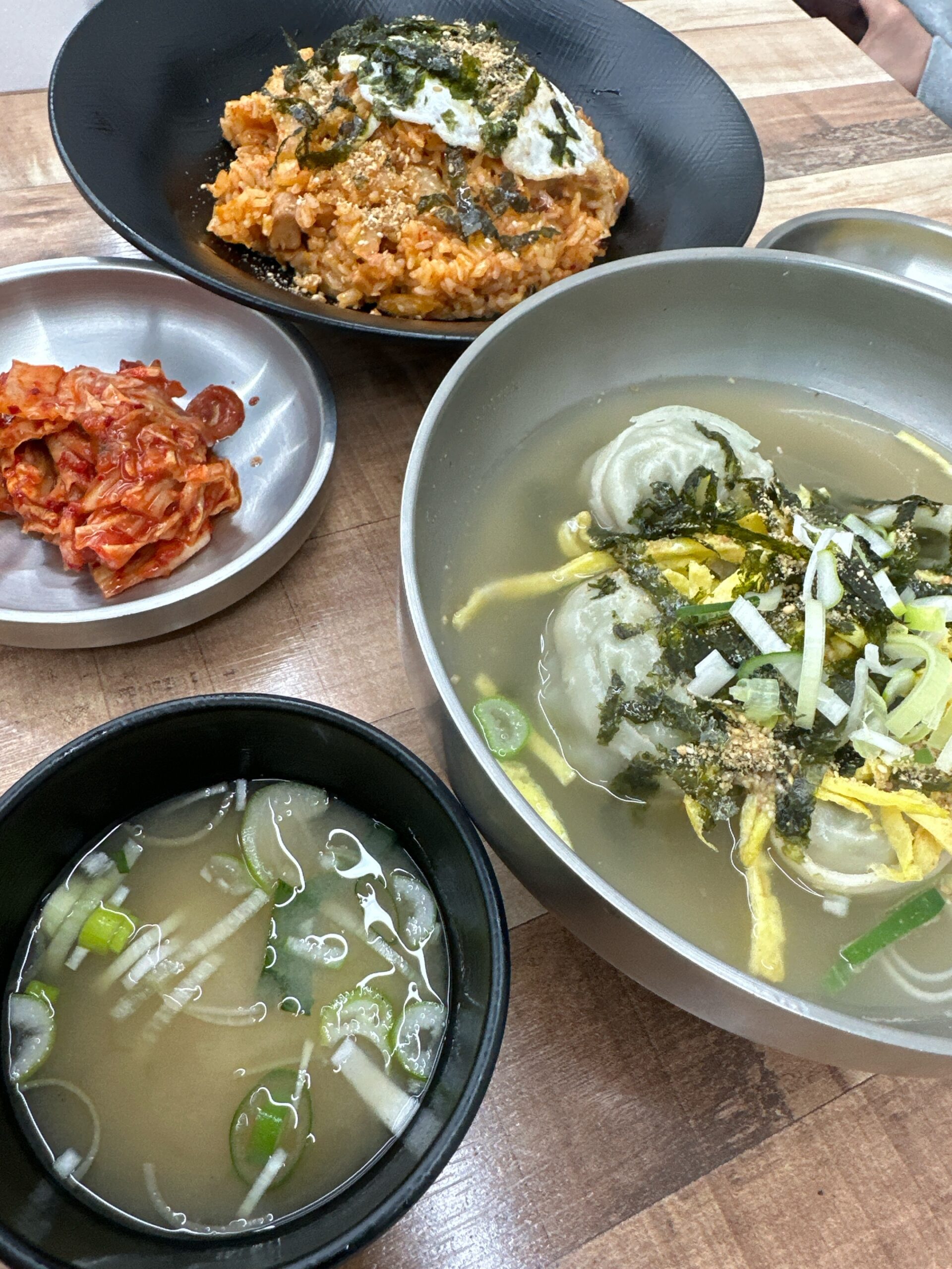 乙支路4街のローカル食堂マンゲで食べたキムチポックンパと韓国料理