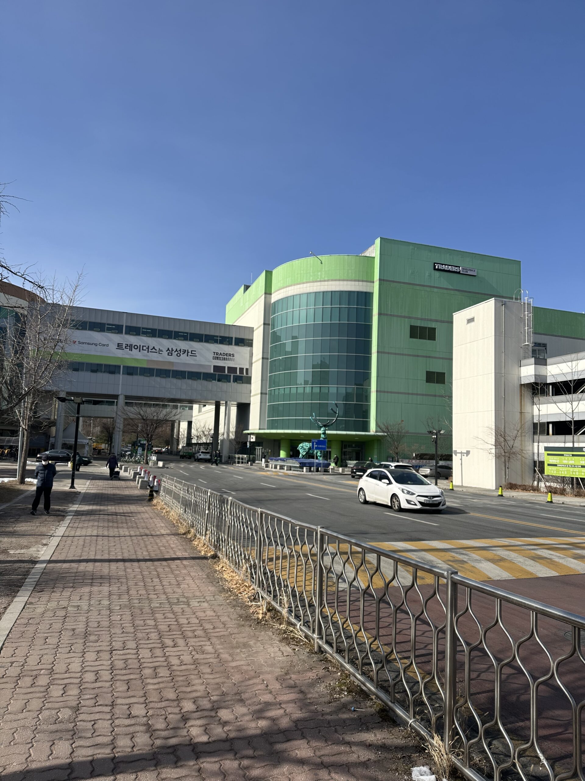 イーマート ウォルギェ店の外観と入口付近の様子（韓国ソウルの大型ショッピングモール）