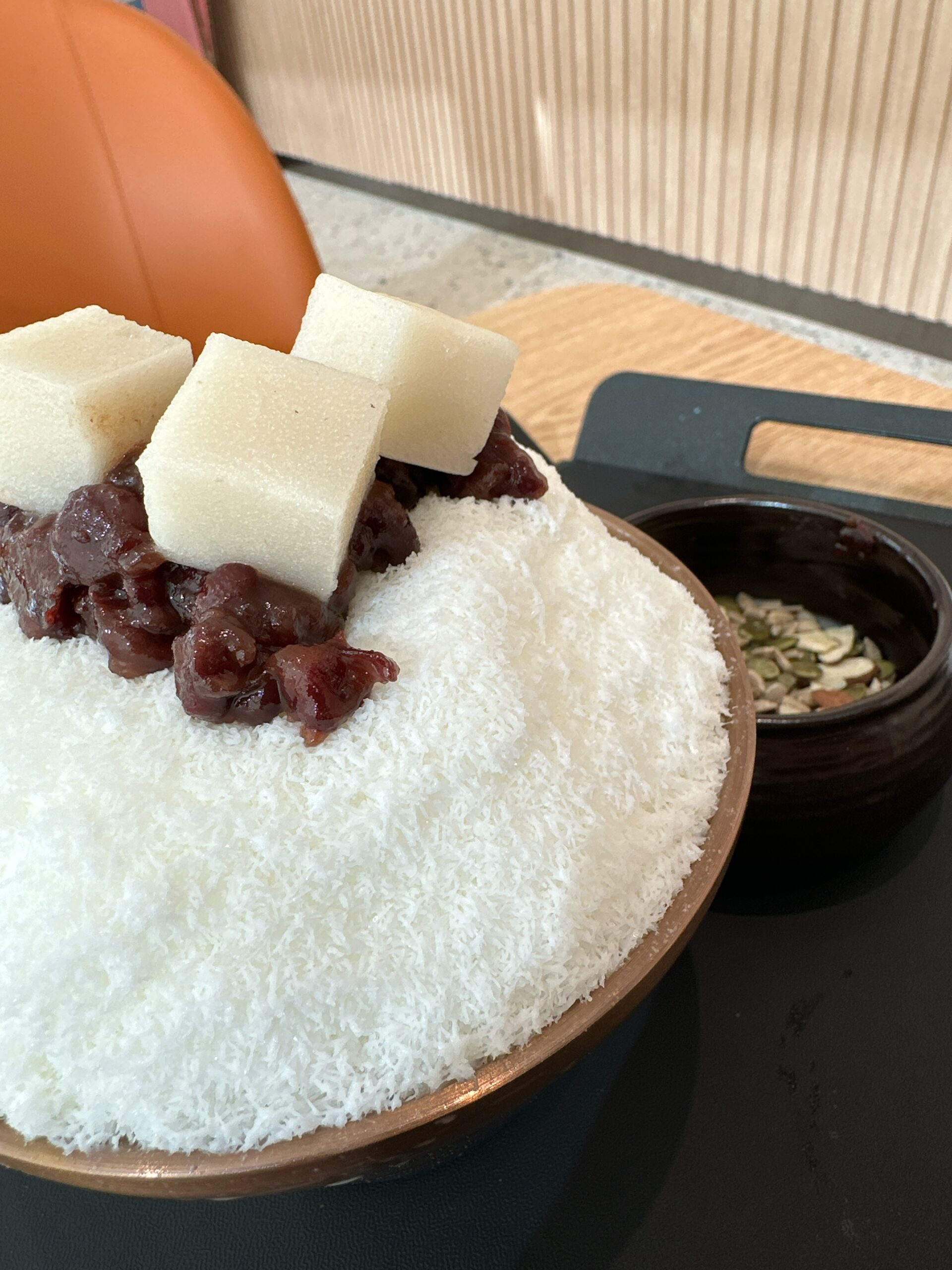 仁川空港第2ターミナルのカフェで食べたミルクパッピンス。ふわふわの氷に小豆とお餅がのった韓国スイーツ