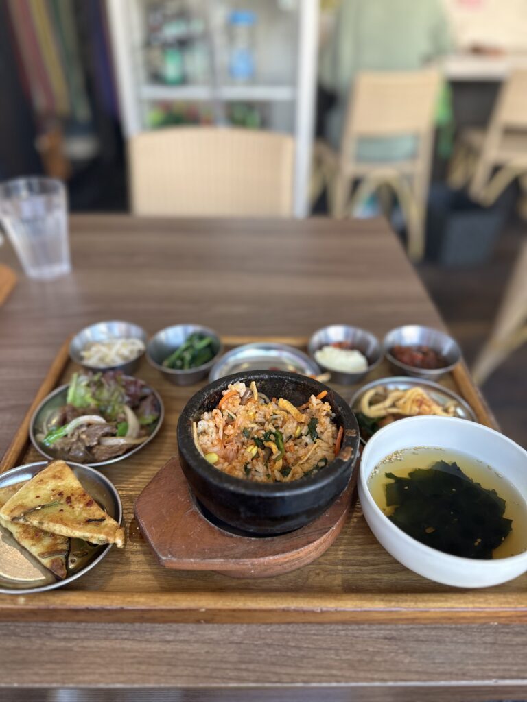 ヌンジャ食堂の韓定食・ミニ石焼きビビンバの画像