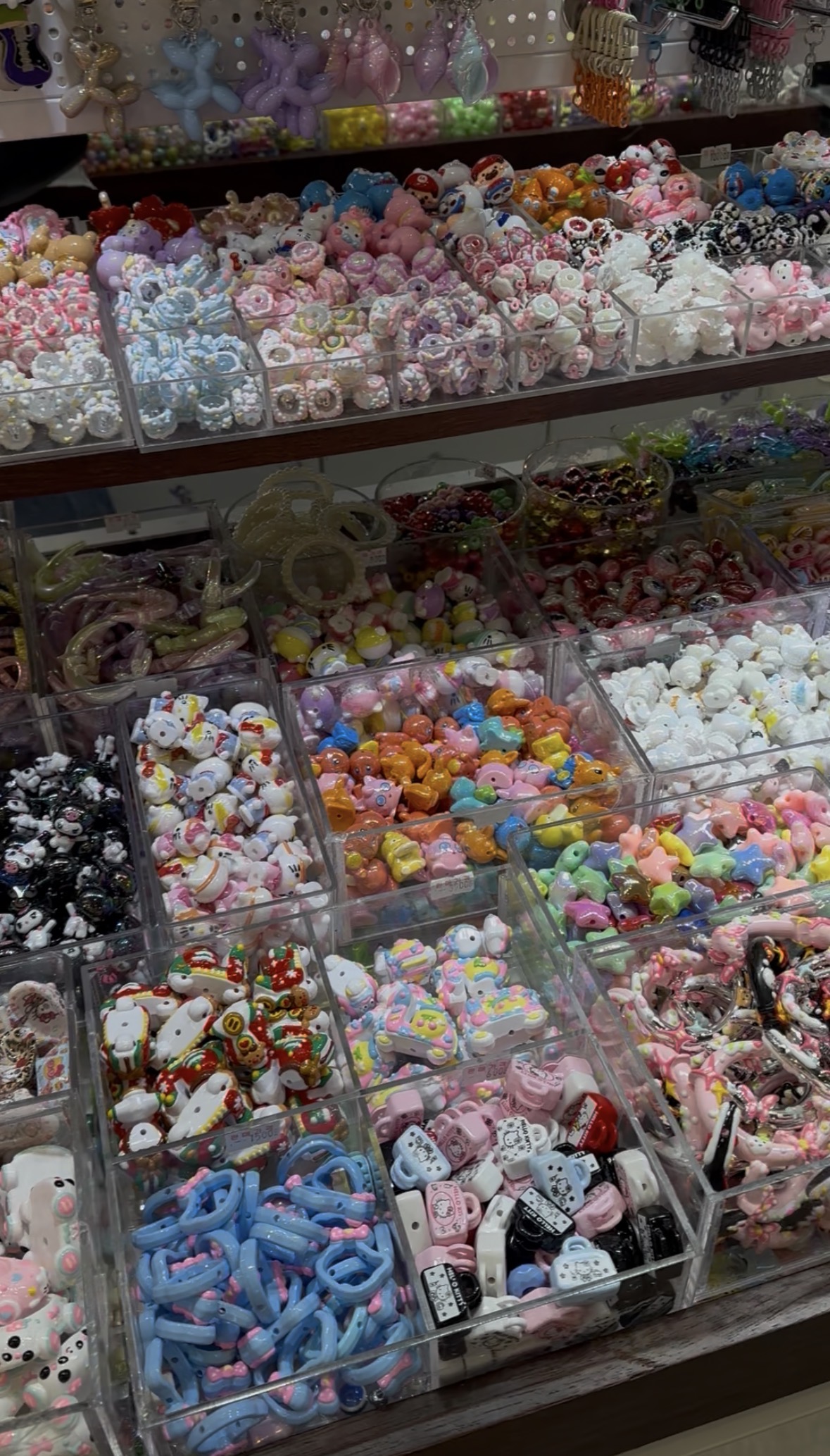 東大門総合市場５階のカスタムボールペン用デコパーツが並ぶ店頭の様子