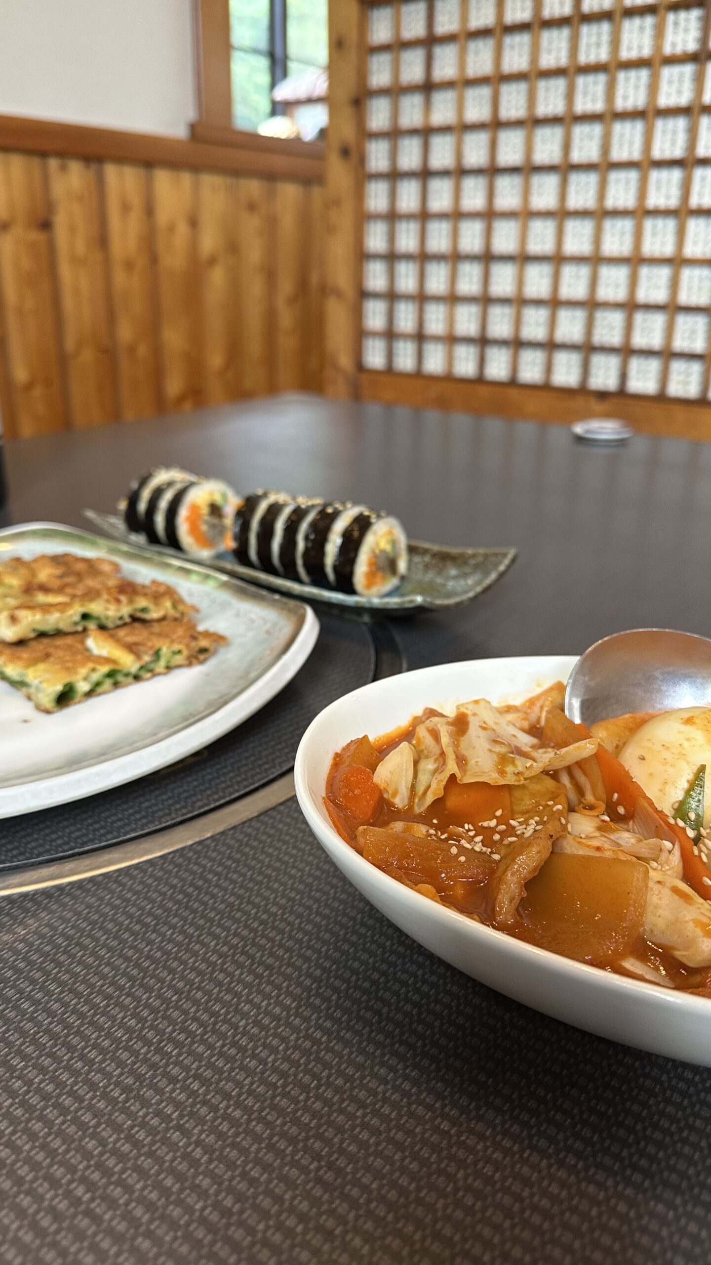 秀味家の韓国料理（プルコギキンパ・トッポッキ・海鮮ねぎチヂミ）の料理写真