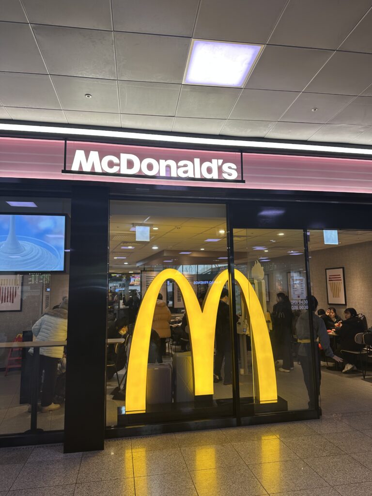 ソウル駅２階にあるマクドナルドの店頭の画像
