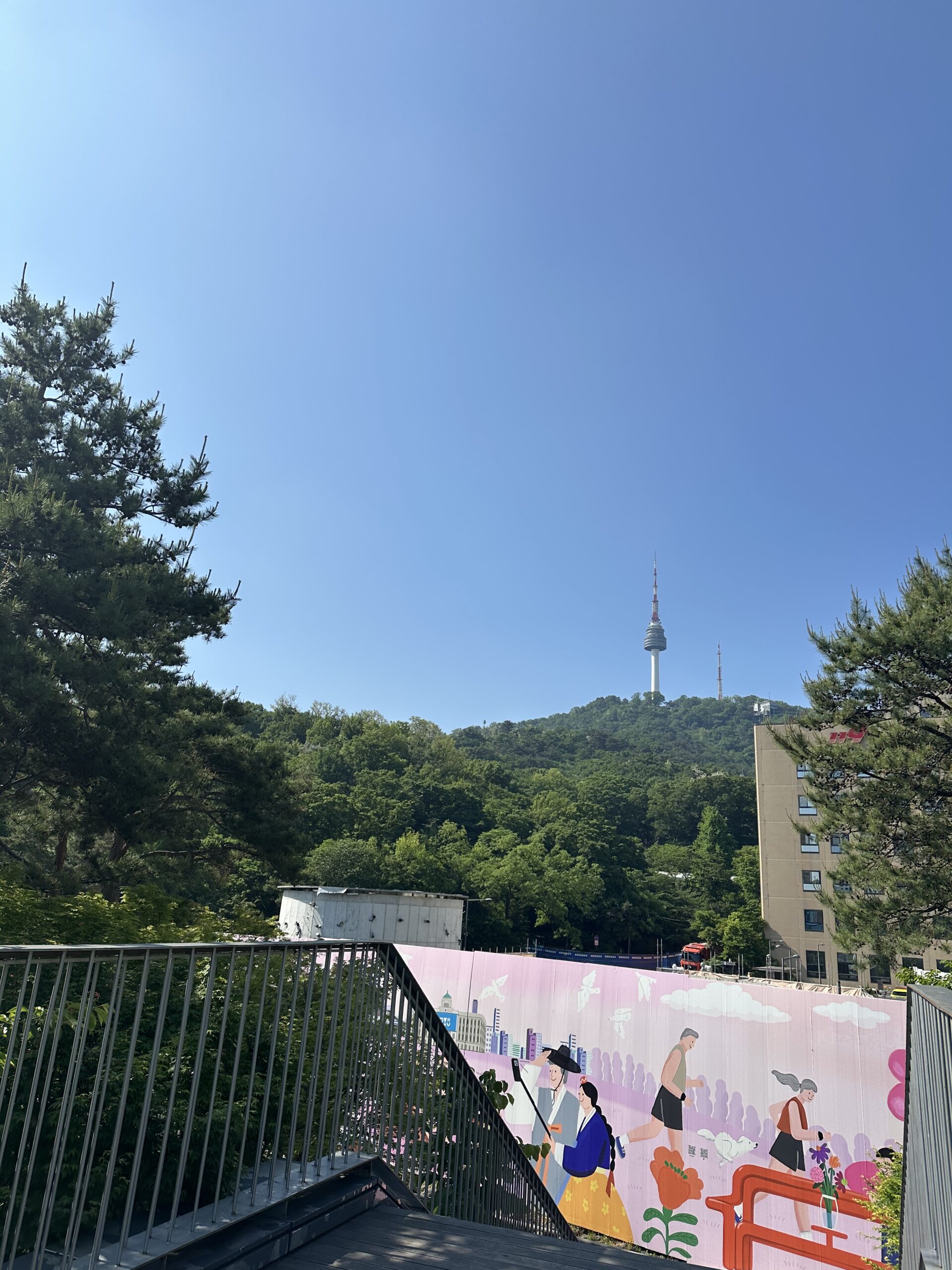 南山イェジャン公園から見た明洞の街並みと青空