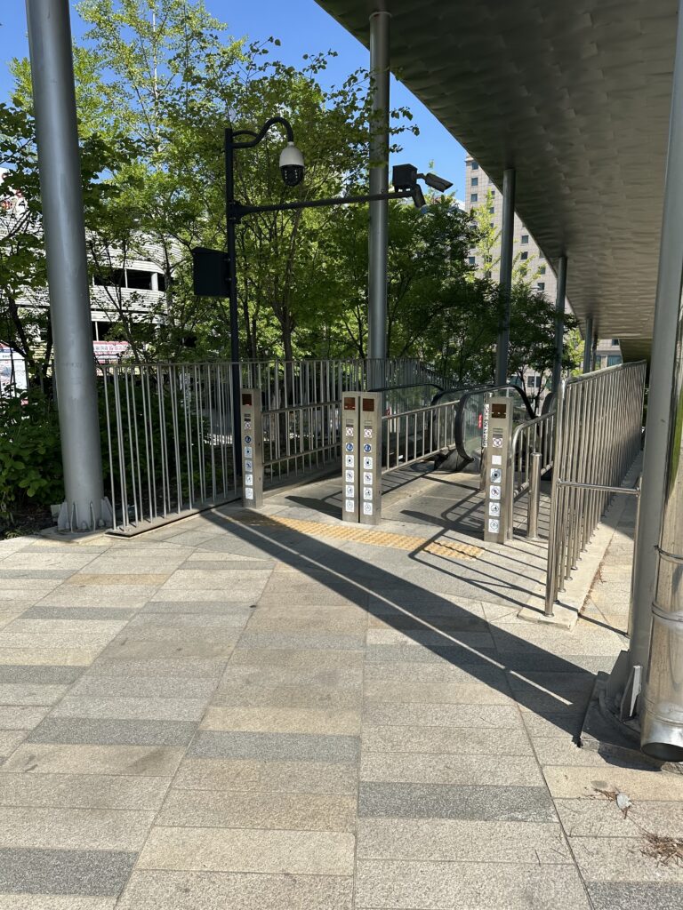 南山芸場公園のエスカレーターの画像
