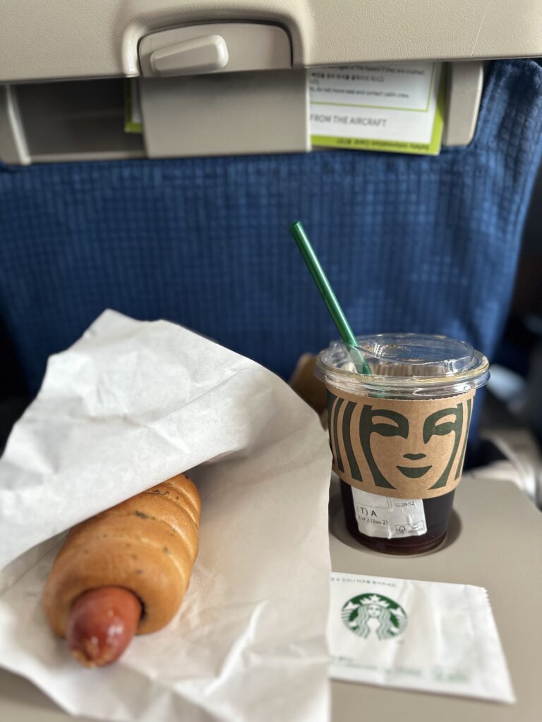 スタバで買ったアイスアメリカーノとソーセージパンの画像